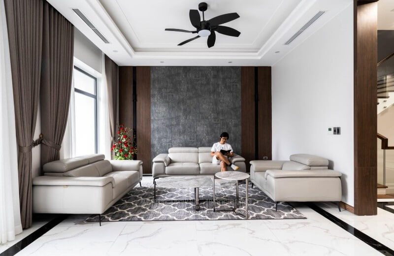 Công trình thi công nội thất cho phòng khách biệt thự hiện đại ở Nghệ An được trang bị bộ đồ nội thất sofa bọc da sang trọng.